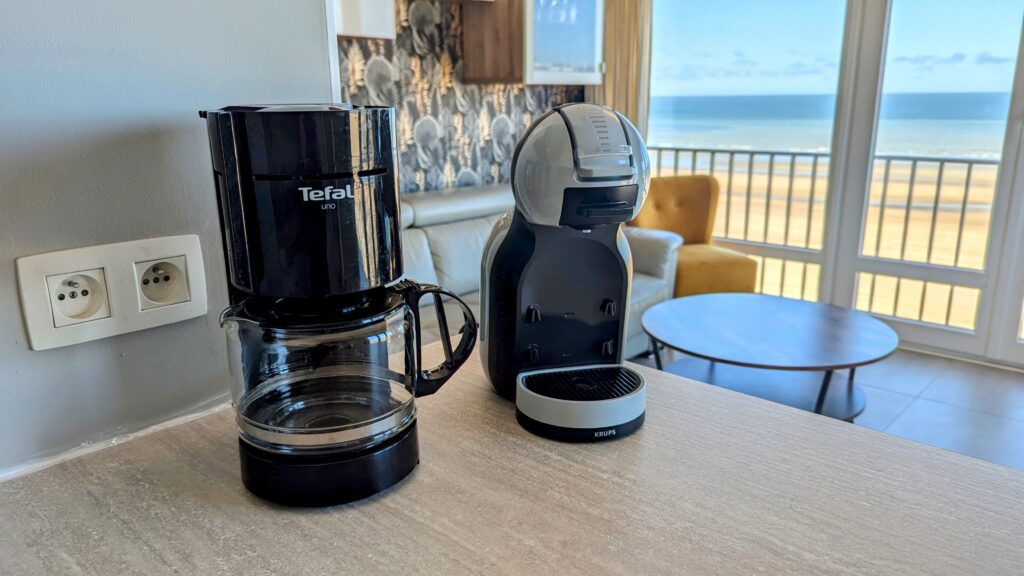 Un percolateur et Dolce Gusto sont disponibles dans notre appartement vue sur la mer